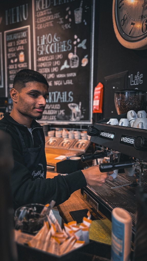 Unser Barista bereitet mit Liebe frischen Kaffee an der Espressomaschine zu